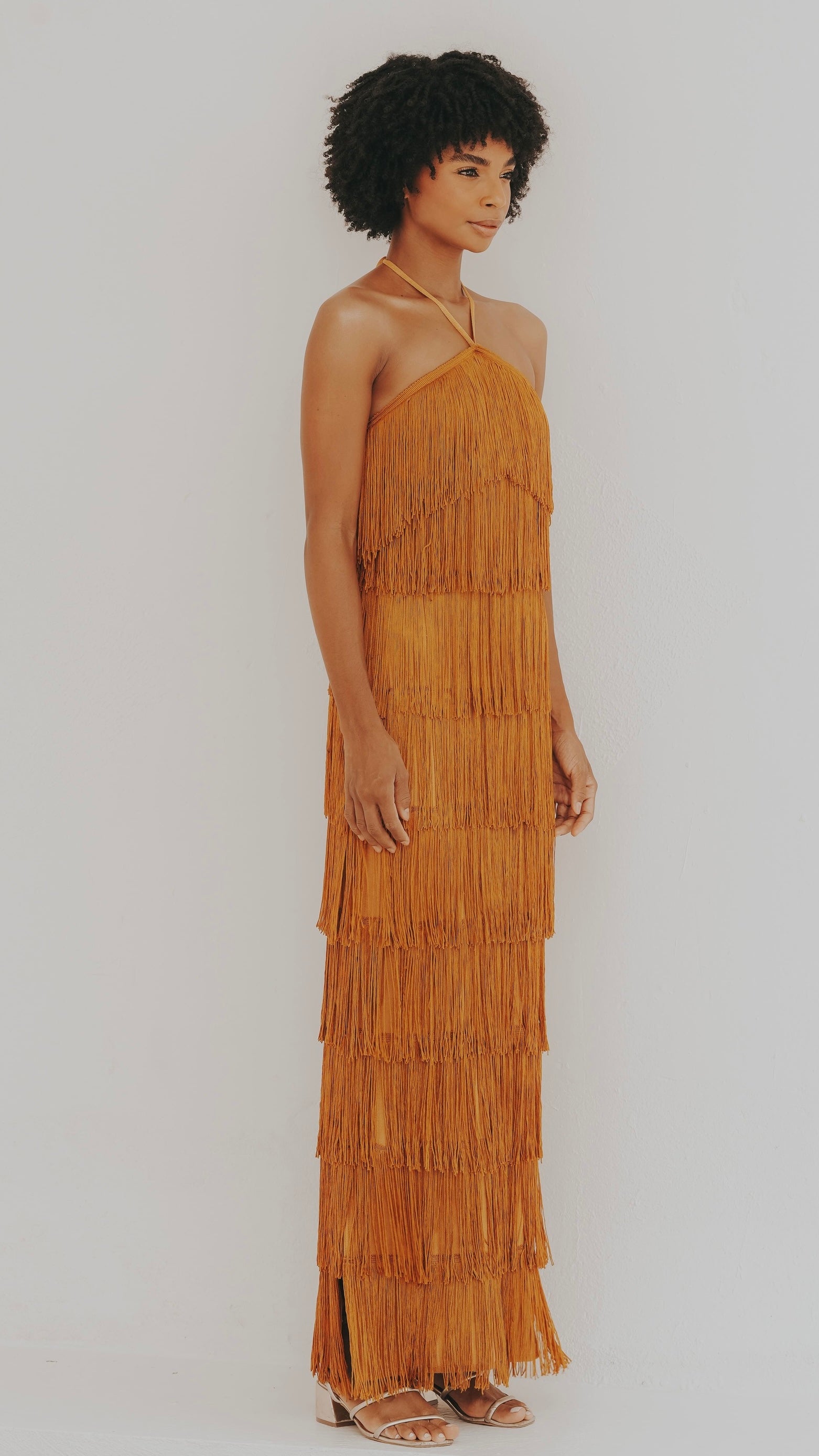 vestido clássico franjas dourado