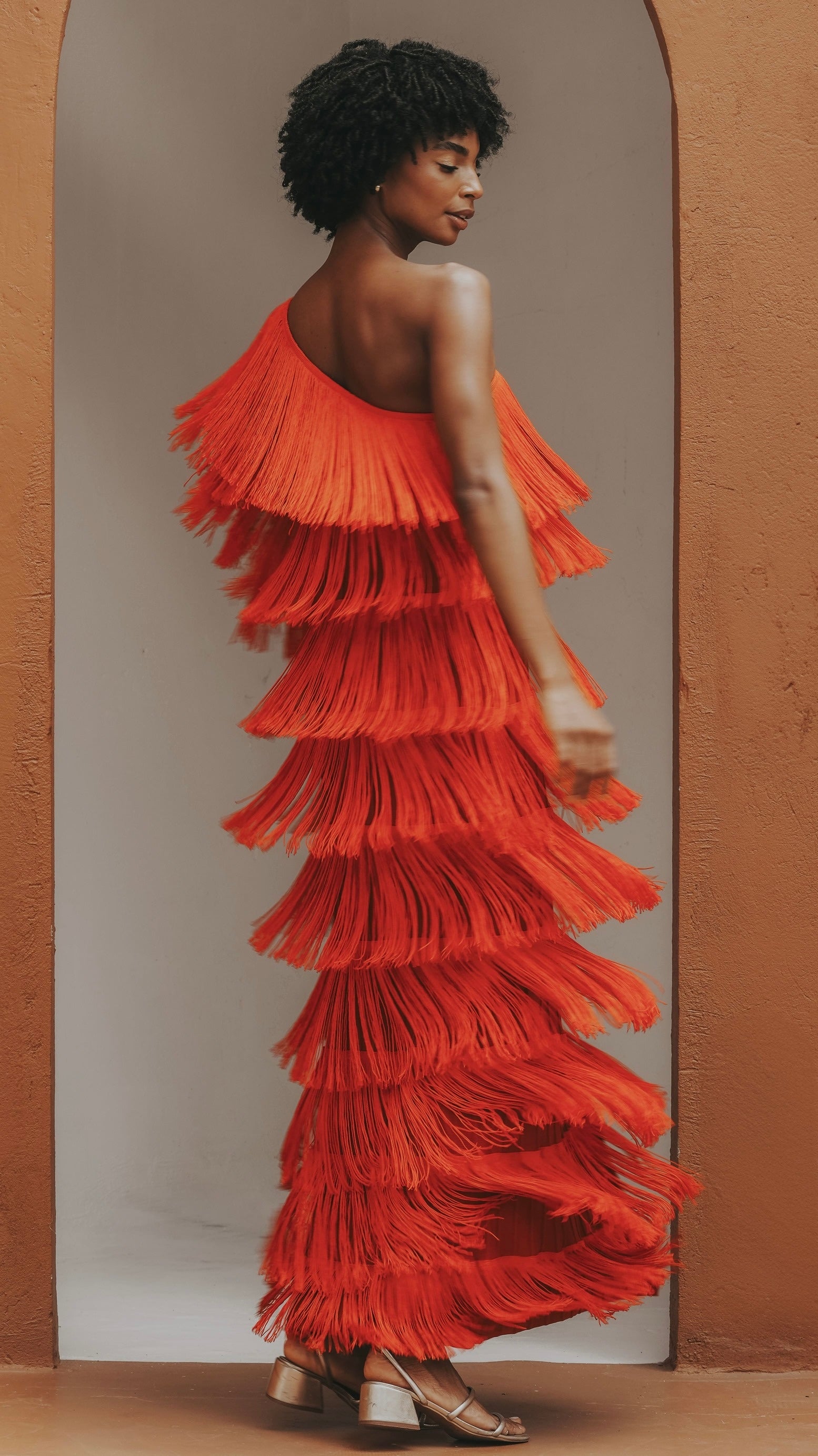 vestido ombro franjas vermelho