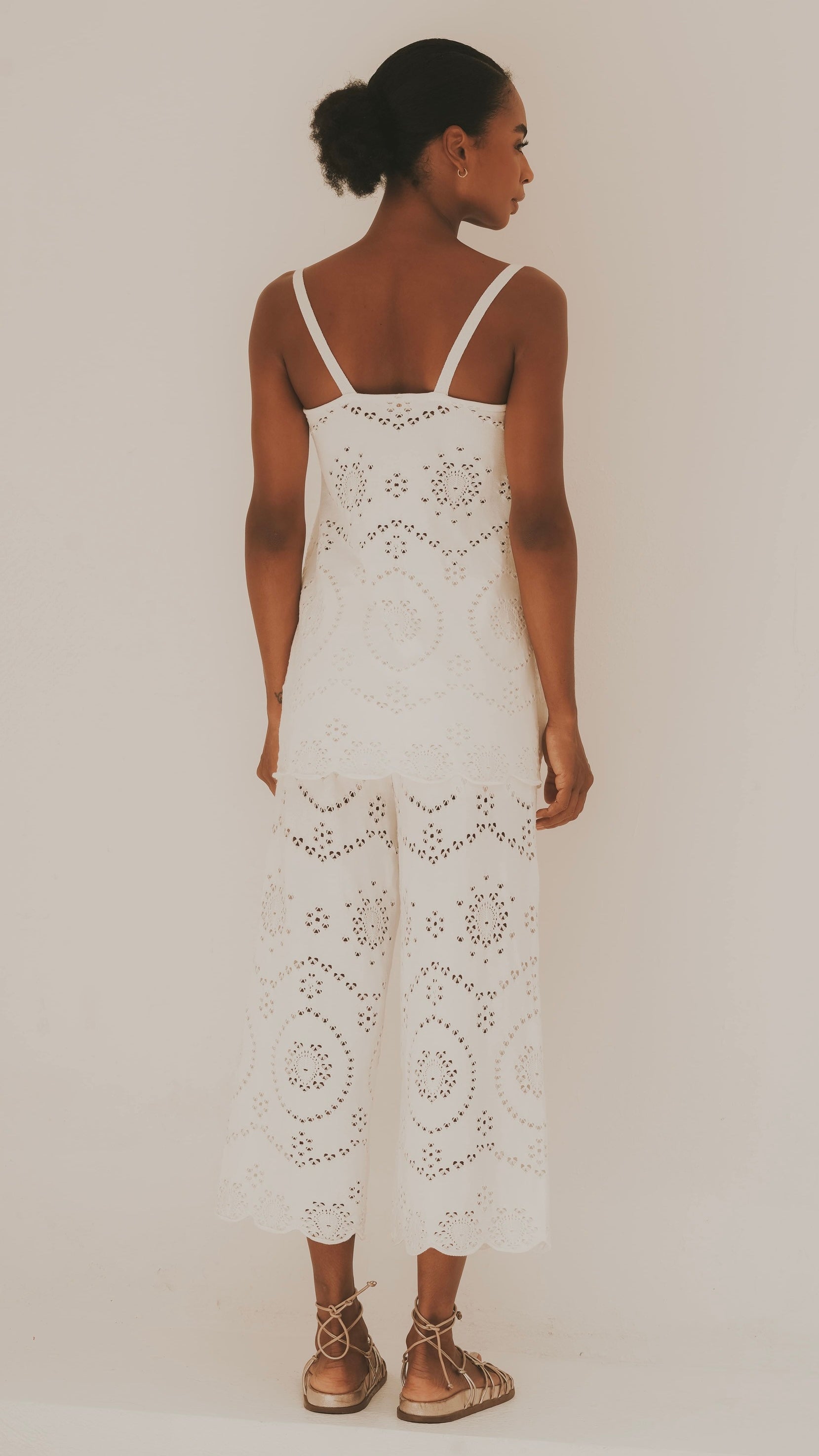 Calça rendada