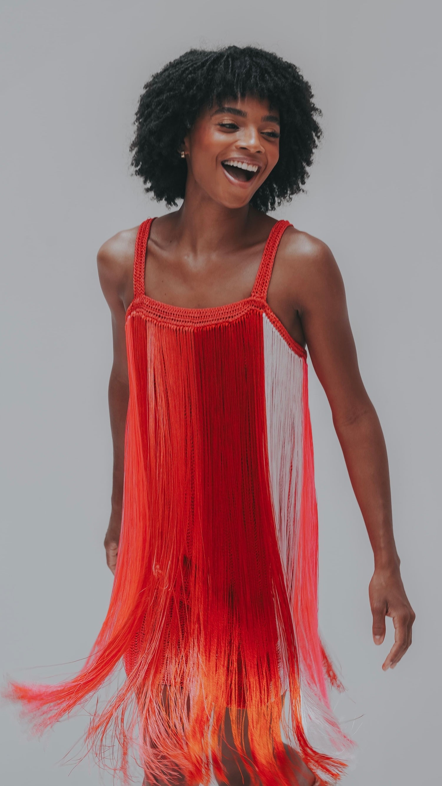 vestido curto crochê degrade vermelho