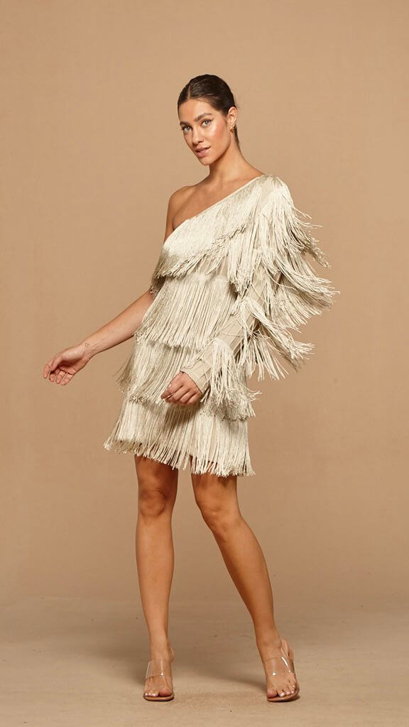 vestido mini ombro fringes
